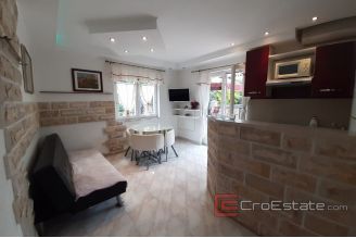 0020 2115 03 Ciovo apartment house with sea view for sale