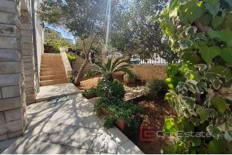 0020 2115 03 Ciovo apartment house with sea view for sale