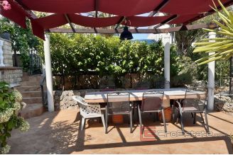 0020 2115 03 Ciovo apartment house with sea view for sale