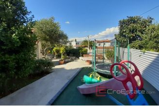 0020 2115 03 Ciovo apartment house with sea view for sale