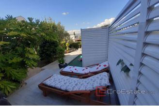 0020 2115 03 Ciovo apartment house with sea view for sale