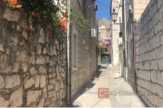 0008 2030 05 Split centar stone house in center for sale