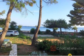 004 2029 12 island vir house first row to the sea for sale