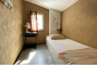 016 2034 14 split center three bedroom apartment for sale