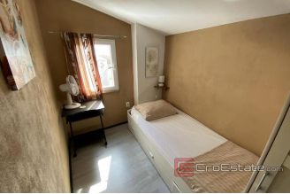 016 2034 14 split center three bedroom apartment for sale