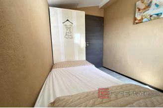 016 2034 14 split center three bedroom apartment for sale