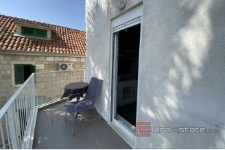 016 2034 14 split center three bedroom apartment for sale
