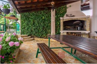 019 2030 06 near rogoznica family house for sale