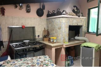 019 2030 06 near rogoznica family house for sale