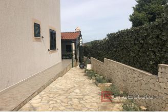 019 2030 06 near rogoznica family house for sale