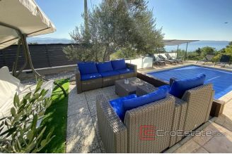 020 2034 15 split house with sea view and pool for sale