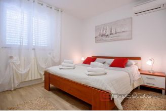 020 2034 15 split house with sea view and pool for sale
