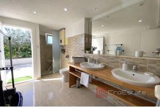 020 2034 15 split house with sea view and pool for sale