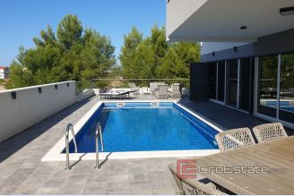 001 5042 30 Split area house with pool for sale