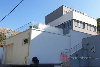 008 5042 30 Split area house with pool for sale