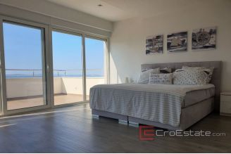 008 5042 30 Split area house with pool for sale