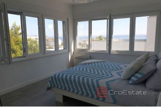 008 5042 30 Split area house with pool for sale