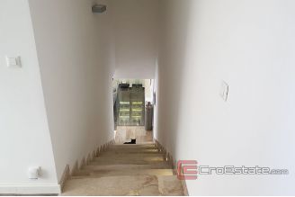 008 5042 30 Split area house with pool for sale