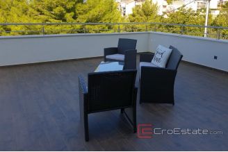 008 5042 30 Split area house with pool for sale