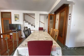 014 2034 18 Split beautiful house with a yard near center for sale