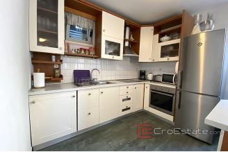 014 2034 18 Split beautiful house with a yard near center for sale