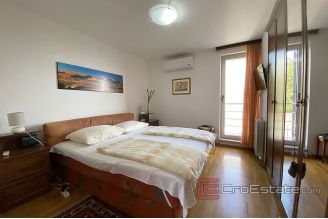 014 2034 18 Split beautiful house with a yard near center for sale