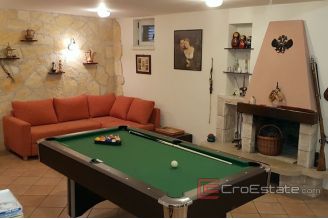 014 2034 18 Split beautiful house with a yard near center for sale