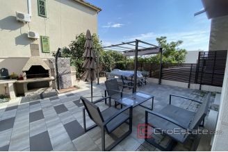 014 2034 18 Split beautiful house with a yard near center for sale