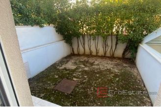012 2034 19 Split Pazdigrad two bedroom apartment with yard for sale