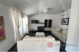 009 2018 170 house by sea with two apartments for sale