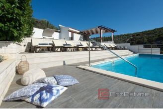 009 2018 170 house by sea with two apartments for sale