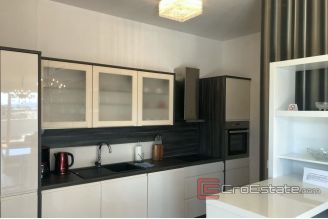 012 2033 14 Split Spinut penthouse with sea view for rent