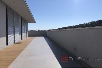 012 2033 14 Split Spinut penthouse with sea view for rent