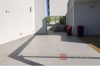 012 2033 14 Split Spinut penthouse with sea view for rent