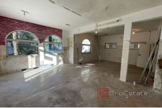 007 2035 03 Trogir Commercial space in a frequent location for rent