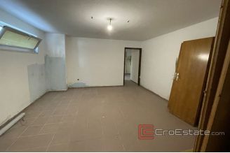 007 2035 03 Trogir Commercial space in a frequent location for rent