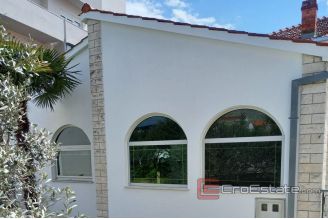 007 2035 03 Trogir Commercial space in a frequent location for rent
