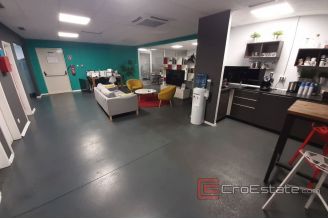 008 2016 475 Split Business space on the ground floor for sale