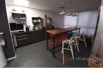 008 2016 475 Split Business space on the ground floor for sale