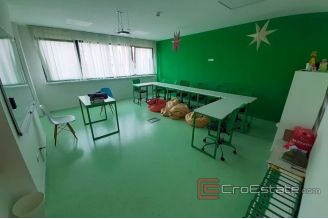 008 2016 475 Split Business space on the ground floor for sale