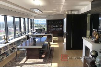 011 2033 17 Split Spacious office space for rent
