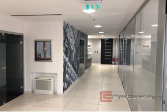 011 2033 17 Split Spacious office space for rent