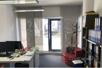011 2033 17 Split Spacious office space for rent