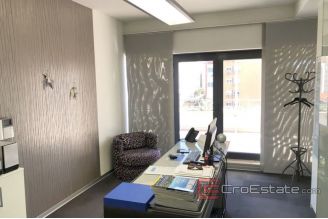 011 2033 17 Split Spacious office space for rent