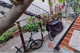 011 2025 95 split centar duplex stone house in a row for sale