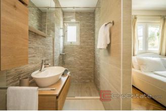 020 1011 06 makarska villa with sea view and pool for sale