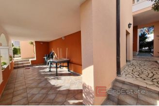 020 5057 30 rogoznica apartment house by the sea for sale