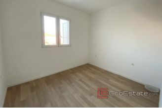 016 2034 25 split three bedroom apartment with yard for sale