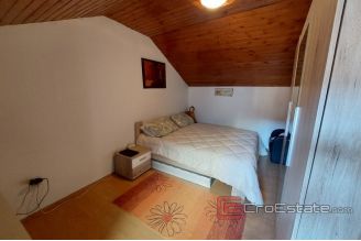 009 5065 30 Split center house in a great location in center for sale