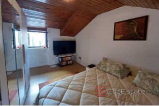 009 5065 30 Split center house in a great location in center for sale